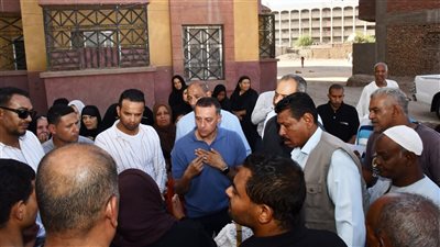 محافظ أسوان يوجه بتسوية متأخرات الوحدات السكنية بمنطقة الصحابى