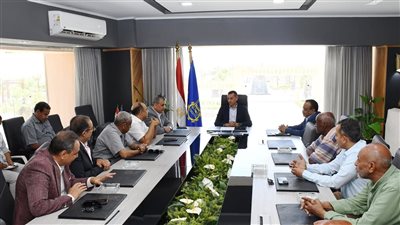 محافظ أسوان يلتقى أعضاء غرفة شركات السياحة والسفر لبحث آليات التطوير