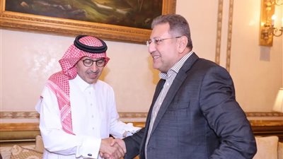  طارق شكري يقدم واجب العزاء لسفير السعودية في وفاة والده