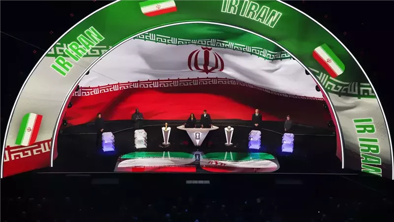 العلم الإيراني خلال قرعة كأس العالم في الولايات المتحدة  