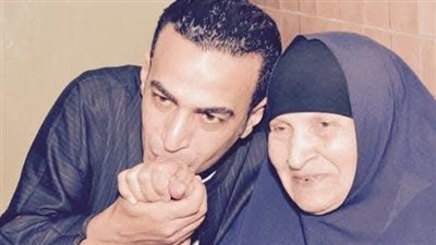 وفاة والدة المطرب الشعبي سمسم شهاب ويوجه لها كلمات مؤثرة