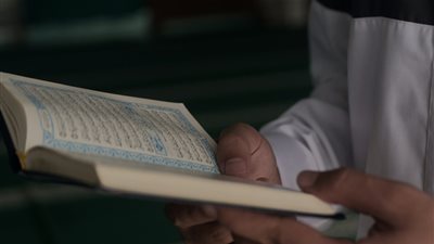 ما حكم رد السلام أثناء تلاوة القرآن الكريم؟ الإفتاء تجيب 