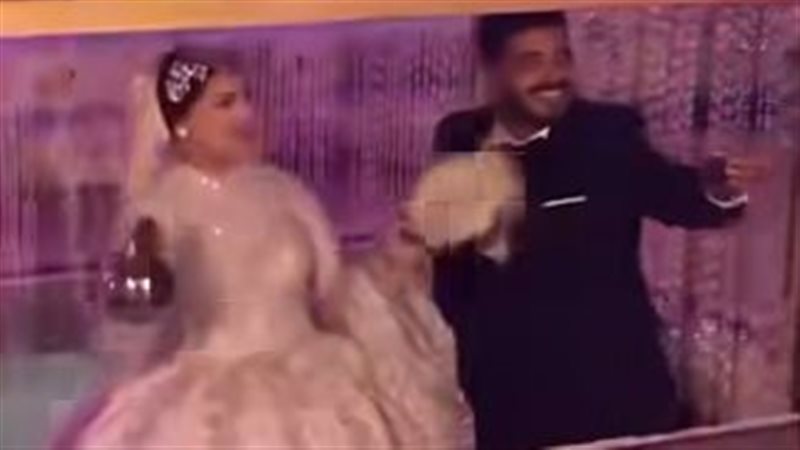 عروسة تصب الشاي لعريسها في الزفة