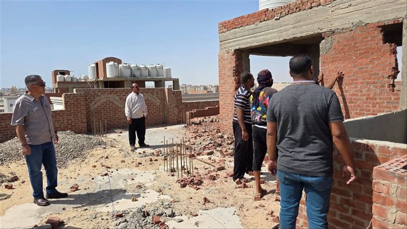إزالة غرف سطح مخالفة أمام مقر حي جنوب الغردقة 