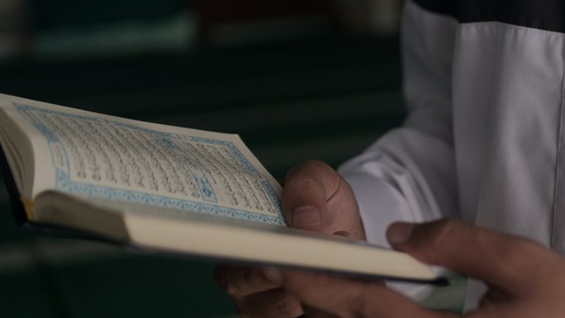 حكم رد السلام على من يقرأ القرآن 
