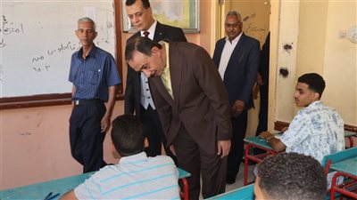 محافظ سوهاج يتفقد سير امتحانات الدبلومات الفنية والشهادة الإعدادية