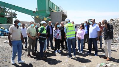 وزيرة التنمية المحلية ومحافظ البحر الأحمر يتابعان خطط التطوير بمصنع تدوير المخلفات بالغردقة