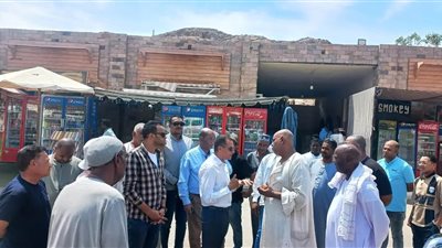 محافظ أسوان يتفقد البازارات السياحية بميدان مدخل معبد فيله.. صور