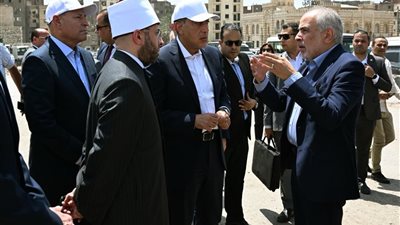 رئيس الوزراء يتفقد أعمال ترميم وإعادة إحياء مسجد المسبح القريب من السيدة عائشة 