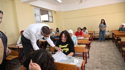 محافظ جنوب سيناء يتابع انتظام امتحانات الشهادة الإعدادية بمدرسة شرم الشيخ للغات