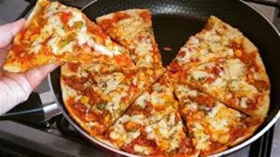بسهولة ومذاق لا يقاوم.. طريقة تحضير بيتزا الطاسة