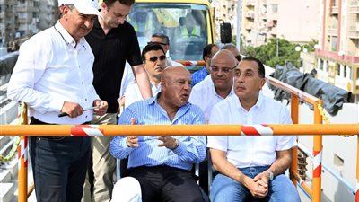 رئيس الوزراء ووزير النقل يتابعان تنفيذ مترو الإسكندرية من عربة مخصصة للقضبان