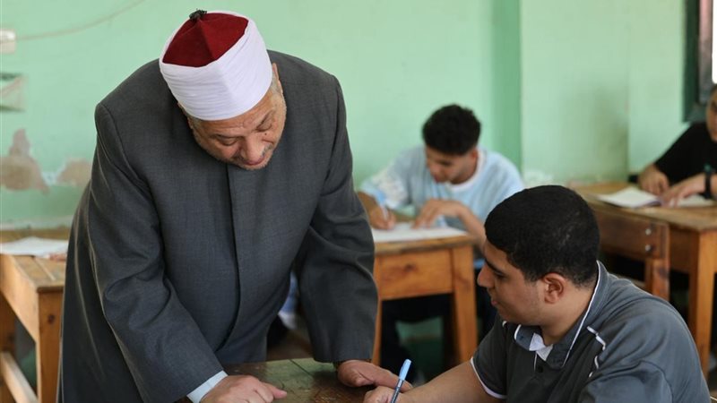 الشيخ أيمن عبد الغني خلال تفقد الامتحانات 
