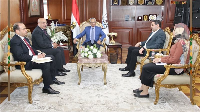 محافظ بني سويف ووفد الهيئة العامة للاستثمار 
