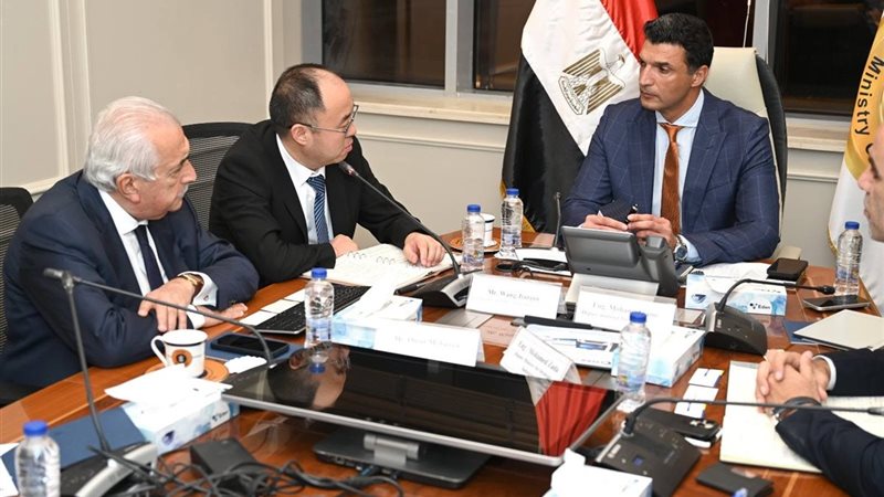 وزير الصناعة يناقش مع شركة صينية كبرى
