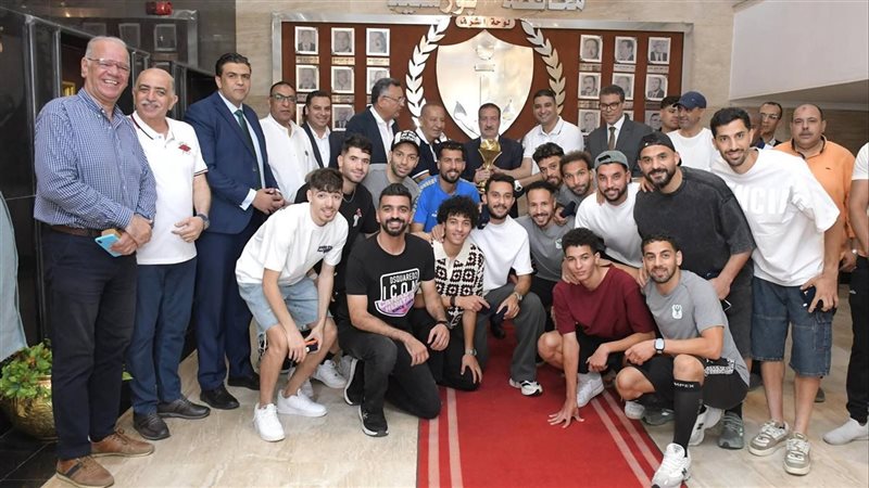 محافظ بورسعيد يستقبل لاعبي النادي المصري 