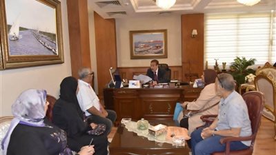 محافظ بورسعيد يستقبل عددًا من المواطنين لبحث شكاواهم ويوجه بسرعة فحص مطالبهم