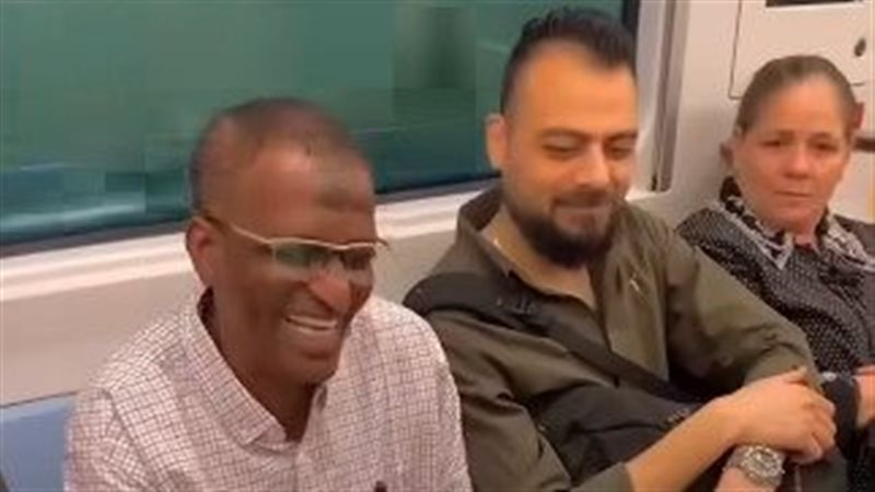 شاب موهوب يرسم رجل بالمترو ليرى ابتسامته