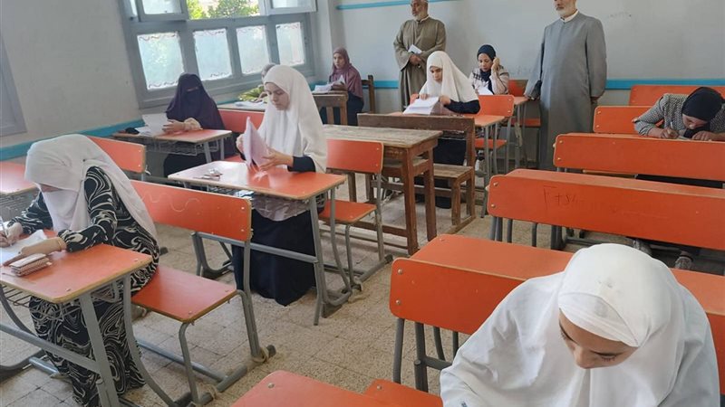 جانب من داخل اللجان