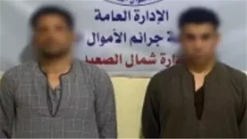 المتهمان عقب القبض عليهما
