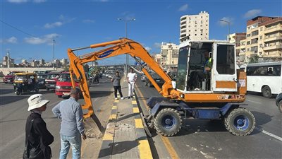 بدء أعمال الحفر لتركيب إشارة مرورية بشارع مصطفى كامل أمام شارع البحرية
