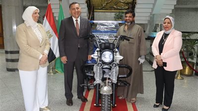 محافظ القليوبية يُسلم 