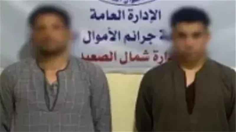 المتهمان عقب القبض عليهما