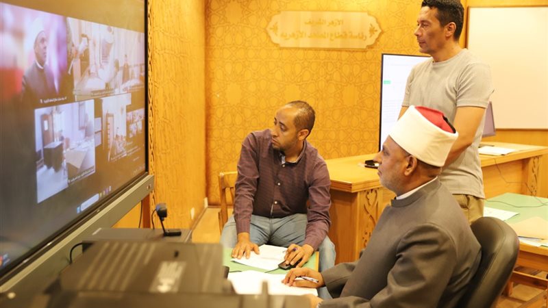 جانب من متابعة الامتحانات 