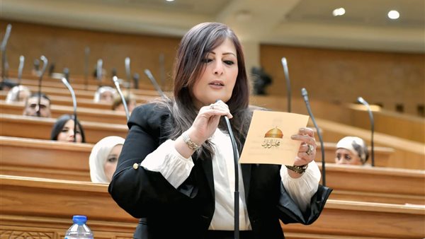النائبة إليزابيث شاكر