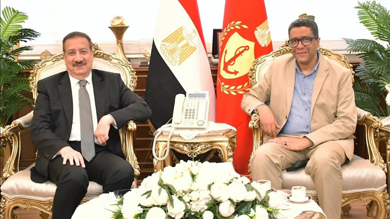 ممثل مجموعة العربي مع محافظ بورسعيد 