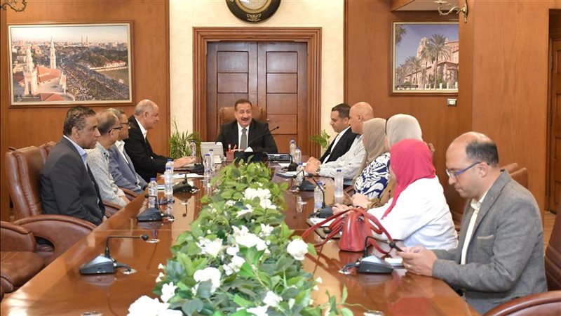 محافظ بورسعيد يستقبل وفد شركة المقاولون العرب 