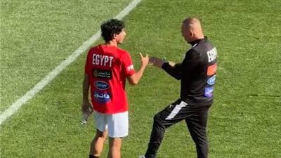  إبراهيم حسن يجتمع بمحمد هاني قبل موقعة نيوزيلندا.. ورسالة خاصة لظهير الفراعنة