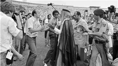 أغرب تدخل بكأس العالم.. أمير كويتي ينزل الملعب ويتسبب بإلغاء هدف