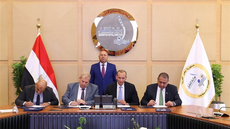 وزير النقل يشهد توقيع عدد من العقود لانشاء وتطوير السكة ونظم