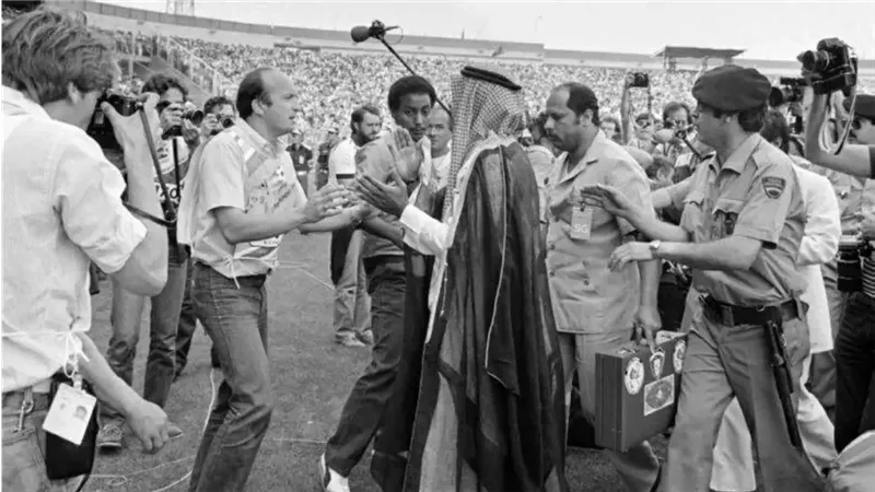 الشيخ فهد الأحمد الصباح داخل الملعب
