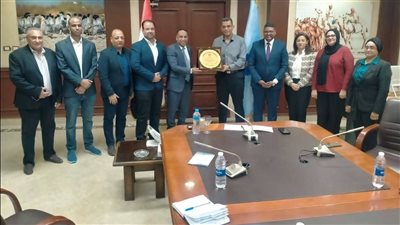 محافظ البحر الأحمر يلتقي وفد نقابة الأطباء لبحث تعزيز المنظومة الصحية