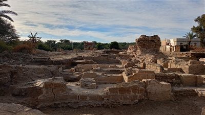 الكشف عن عناصر معمارية جديدة من معبد القصر القديم بالواحات البحرية