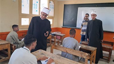 رئيس قطاع المعاهد الأزهرية يتفقد لجان امتحانات الكيمياء بمحافظة قنا