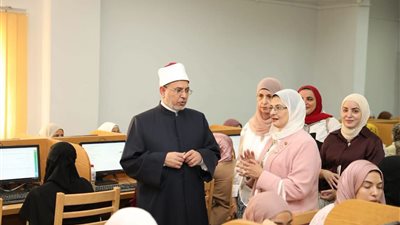 رئيس جامعة الأزهر يتابع سير الاختبارات الإلكترونية لطالبات طب بنات بالقاهرة