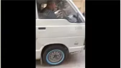 بسبب أولوية المرور.. مشاجرة بين قائد سيارة وسائق توك توك في المحلة