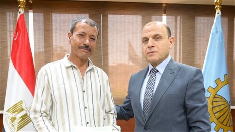 محافظ الغربية واحد المواطنين 