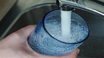 احذر الإفراط في شرب الماء.. أطباء يحددون الكمية الآمنة لمرضى القلب بالصيف