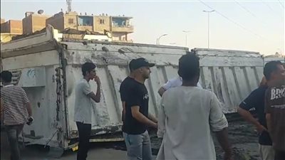 مصرع شخصين وإصابة 4 آخرين في انقلاب سيارة بالوراق
