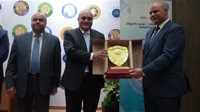 نائب وزير المالية يسلم كأس التميز لقطاع الحسابات والمديريات لتشجيع التفكير الإبداعي