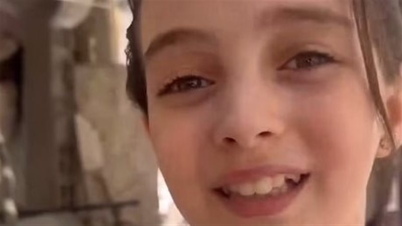 طفلة فلسطينية تشجع منتخب مصر من قلب غزة
