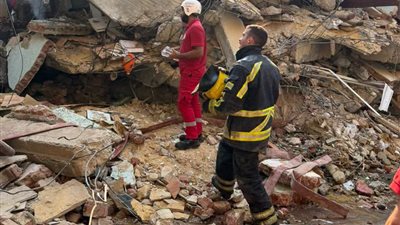 تفاصيل إصابة 5 ضباط ومدير الحماية المدنية في انهيار عقار منشأة ناصر