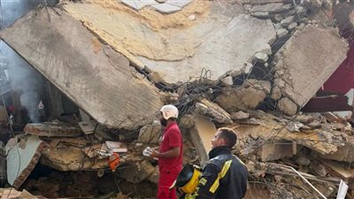 انهيار مسجد متأثرًا بحريق منشأة ناصر.. والدفع بمعدات ثقيلة لرفع الأنقاض
