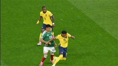 المكسيك تضرب الإكوادور بثنائية في الشوط الأول بكأس العالم 