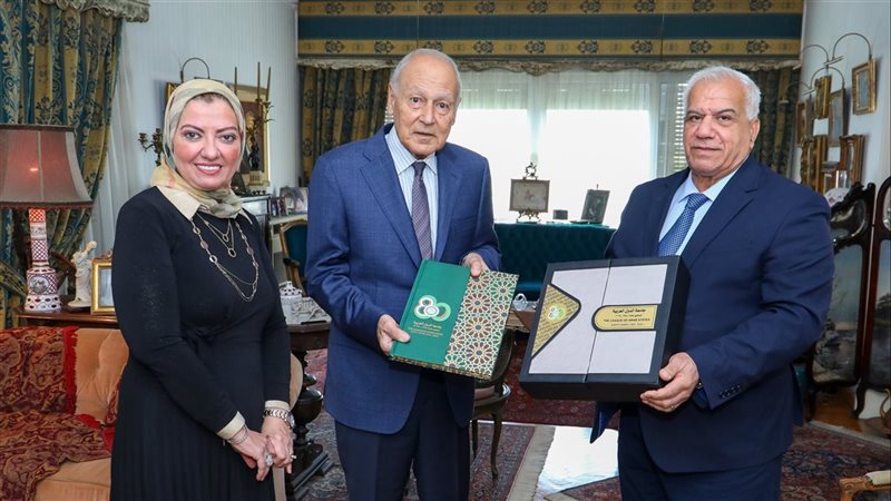 أبو الغيط يتسلم أول نسخة من كتاب جامعة الدول العربية