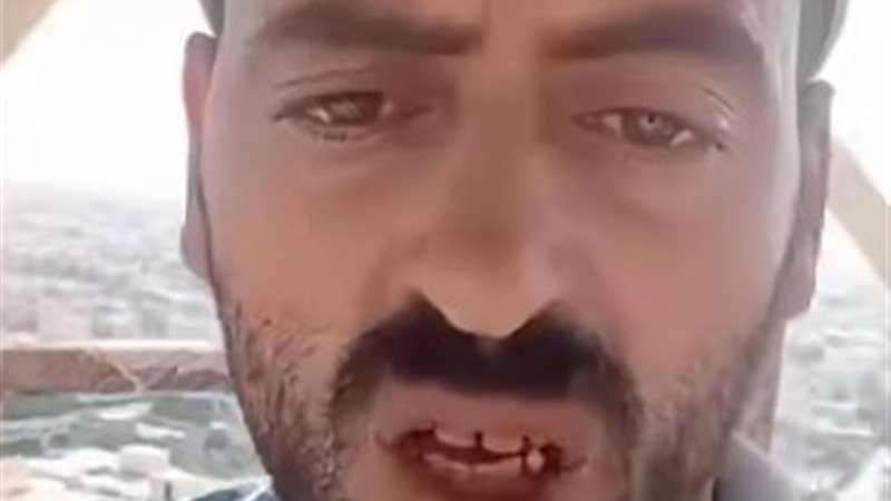 مواطن يهدد بإلقاء نفسه من أعلى برج في مطروح